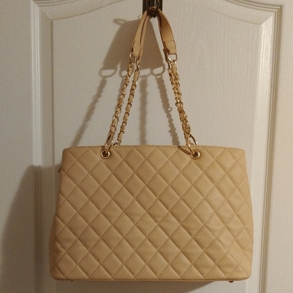 Elegant Beige Quilted Tote Bag - Picture 2 of 4
